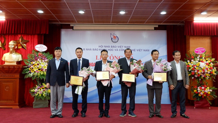 VNPT[-]có[-]2[-]giải[-]pháp[-]được[-]vinh[-]danh[-]trong[-]Top[-]10[-]sự[-]kiện[-]khoa[-]học[-]công[-]nghệ[-]nổi[-]bật[-]năm[-]2019